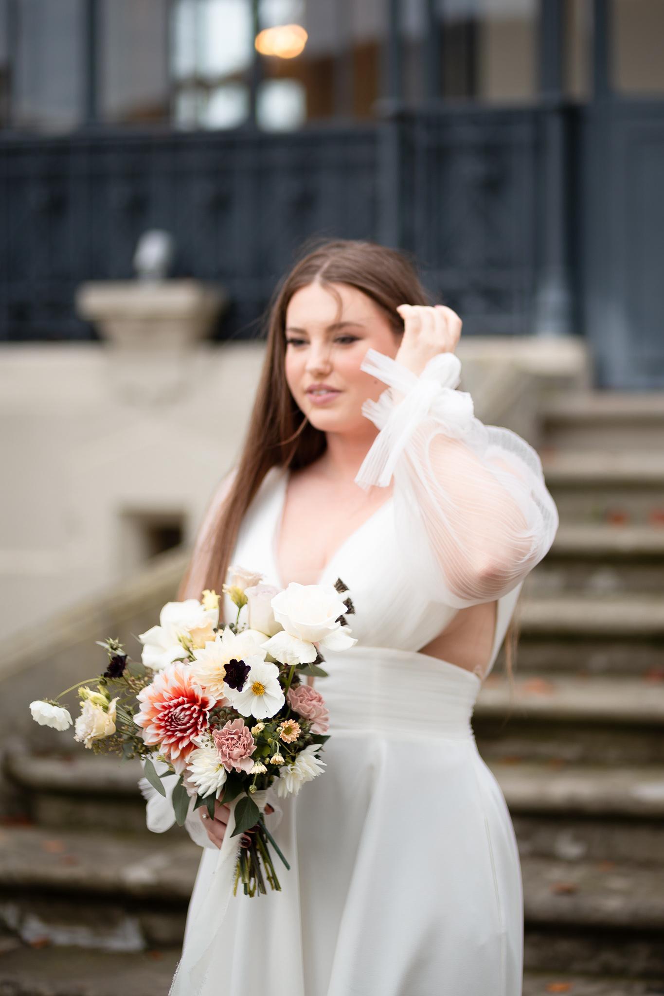 mariée tenant son bouquet lors d'une immersion mariage en alsace ambiance lumineuse pour une éclaircie en novembre
