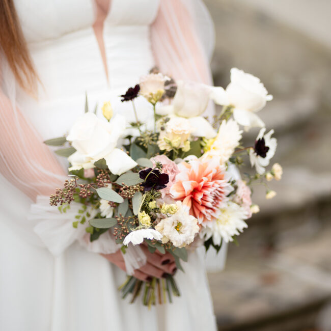 gros plan sur un bouquet de mariée, lors d'immersion mariage à la villa des Hêtres Pourpres en alsace