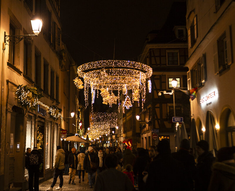 Ruelle de Strasbourg lors du marché de noël, ambiance lumineuse dans la nuit