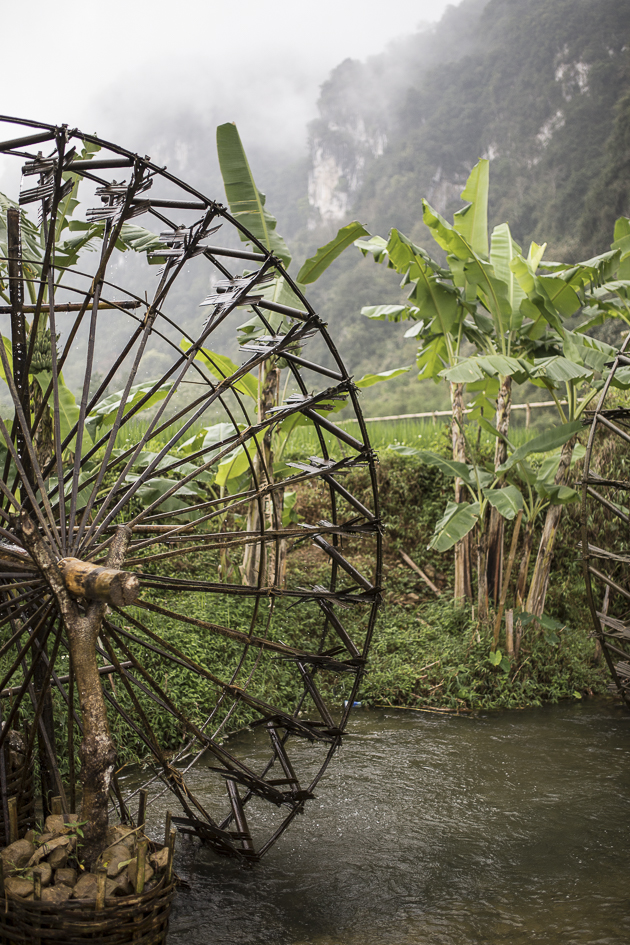 dans la campagne du Vietnam, le sentier menait à plusieurs moulin à eau