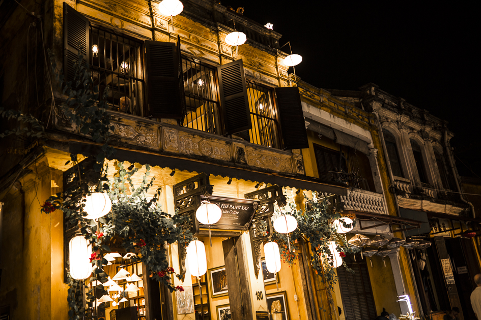 une façade d'un restaurant de nuit dans la ville de hoi An