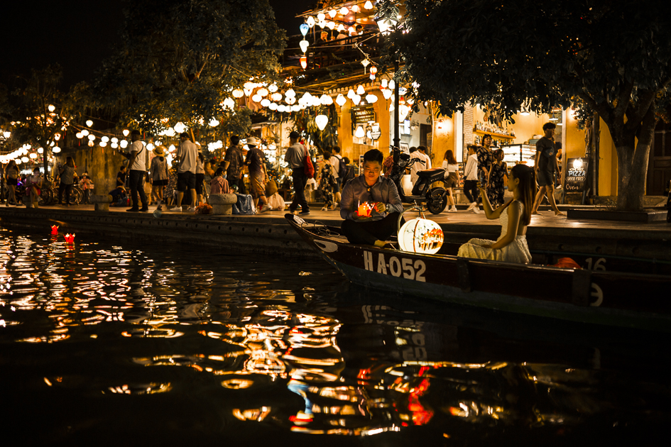 une soirée dans la ville animée de Hoi An