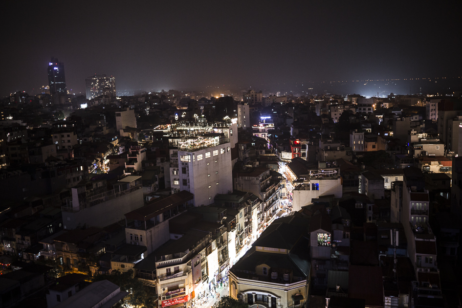 vue de nuit sur une rue animée de Hanoï au Vietnam