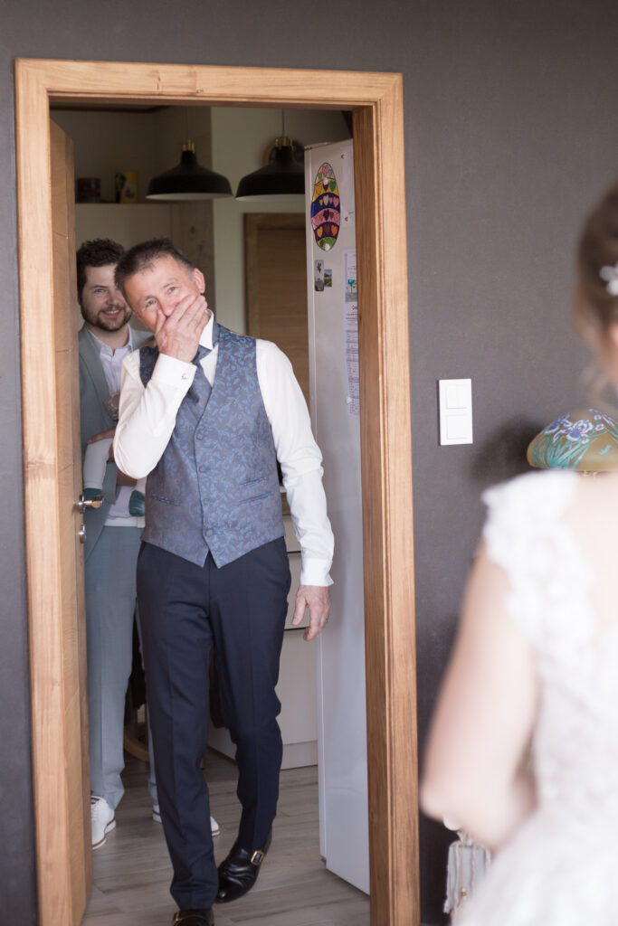 Découverte du père de la future mariée en tenue dans la maison des parents